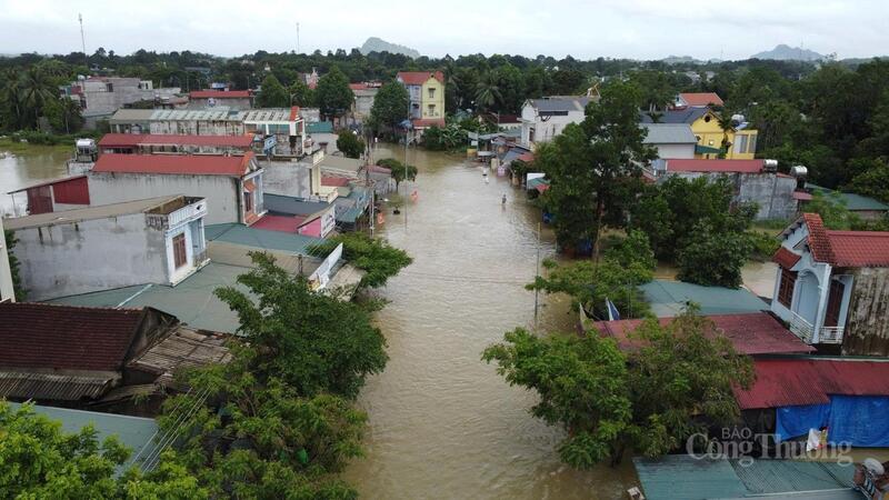 Khi nước tràn vào, nhiều người dân tại thôn 3, xã Thường Xuân đã không kịp trở tay, nhiều đồ vật, tài sản bị hư hại