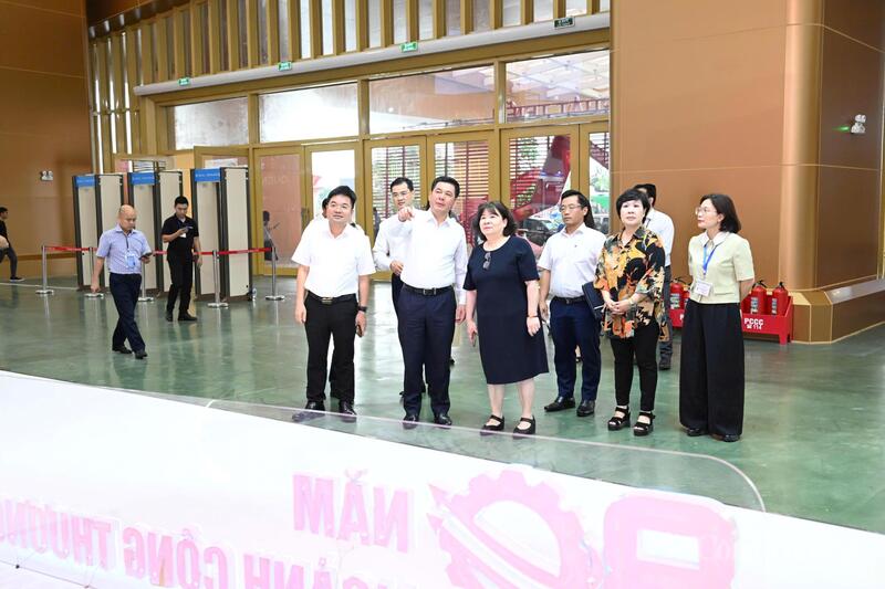 Bộ trưởng Nguyễn Hồng Diên kiểm tra khu trưng bày thành tựu 80 năm ngành Công Thương - 7