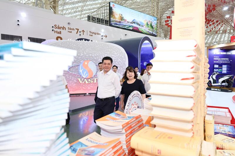 Trưng bày các cuốn sách, ấn phẩm của ngành Công Thương.