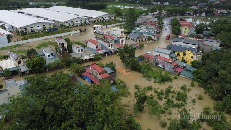 Trung tâm xã Thường Xuân (huyện Thường Xuân cũ) nằm ngay sát sông Chu, nước dâng cao trong đêm đã tràn vào khu dân cư, gây ngập úng cục bộ