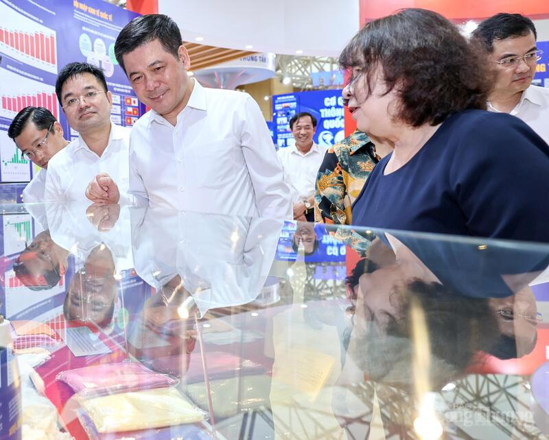 Bộ trưởng Nguyễn Hồng Diên kiểm tra không gian trưng bày các hiện vật mang đậm dấu ấn ngành Công Thương.