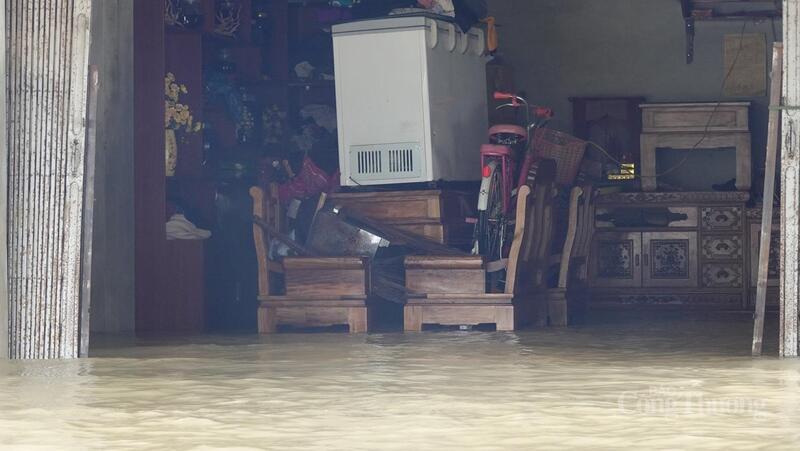 Đồ điện tử, điện lạnh được ưu tiên kê lên chỗ cao, đồ vật khác không kịp di chuyển