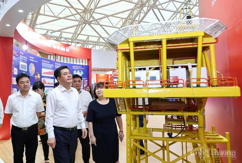 Bộ trưởng Nguyễn Hồng Diên kiểm tra khu trưng bày thành tựu 80 năm ngành Công Thương - 10