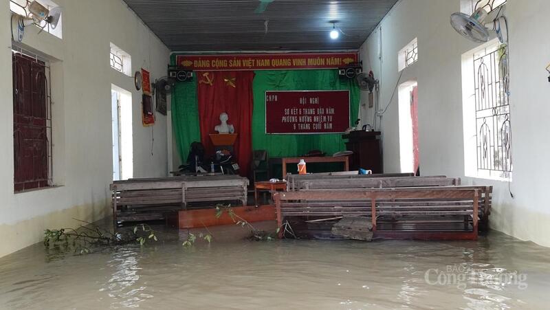 Bên trong nhà văn hóa, nước ngập sâu, một số tài sản chỉ kịp đưa lên chỗ cao, không thể di chuyển ra ngoài