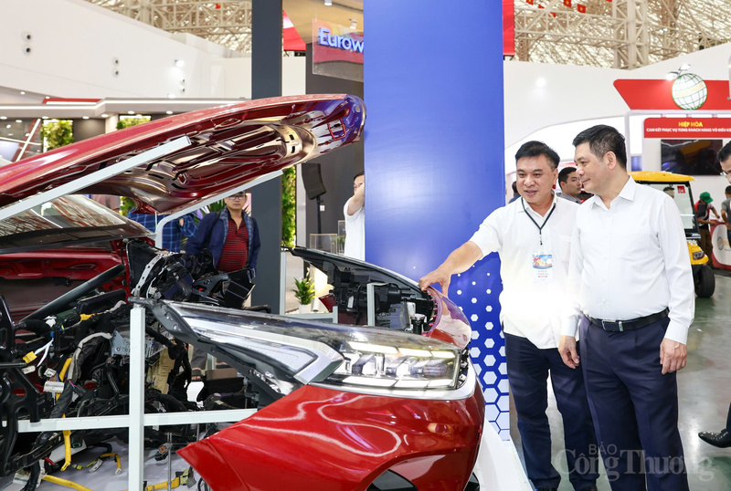 Bộ trưởng Nguyễn Hồng Diên kiểm tra không gian trưng bày các sản phẩm xe ô tô.