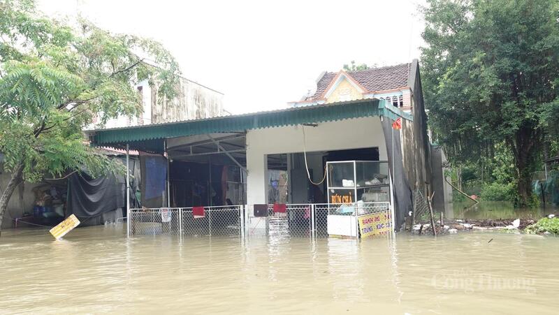 Thanh Hóa: Nước lũ tràn vào bất ngờ, 'nuốt chửng' 15 tấn phân bón trong chớp mắt - 5