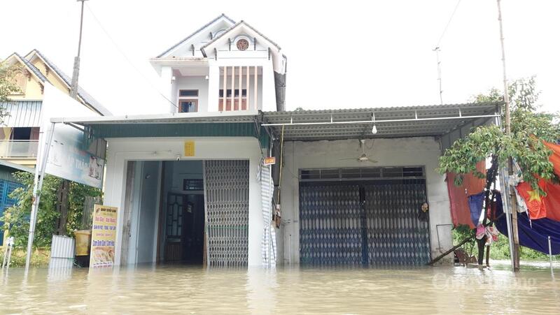 Ngoài nhà chị Quyên, hàng chục gia đình khác cũng ngập chìm trong nước, nhiều tài sản chưa kịp di chuyển đã bị hư hỏng