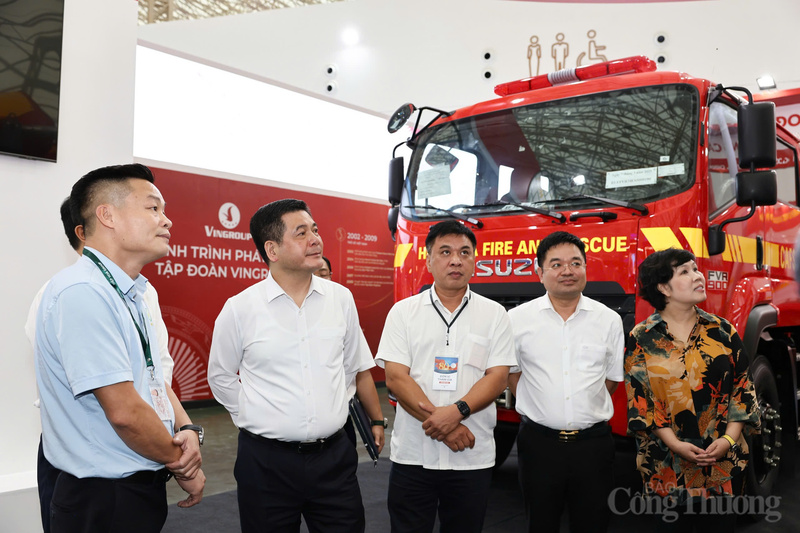 Bộ trưởng Nguyễn Hồng Diên kiểm tra khu trưng bày thành tựu 80 năm ngành Công Thương - 18