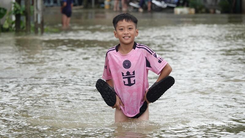 Thanh Hóa: Nước lũ tràn vào bất ngờ, 'nuốt chửng' 15 tấn phân bón trong chớp mắt - 17