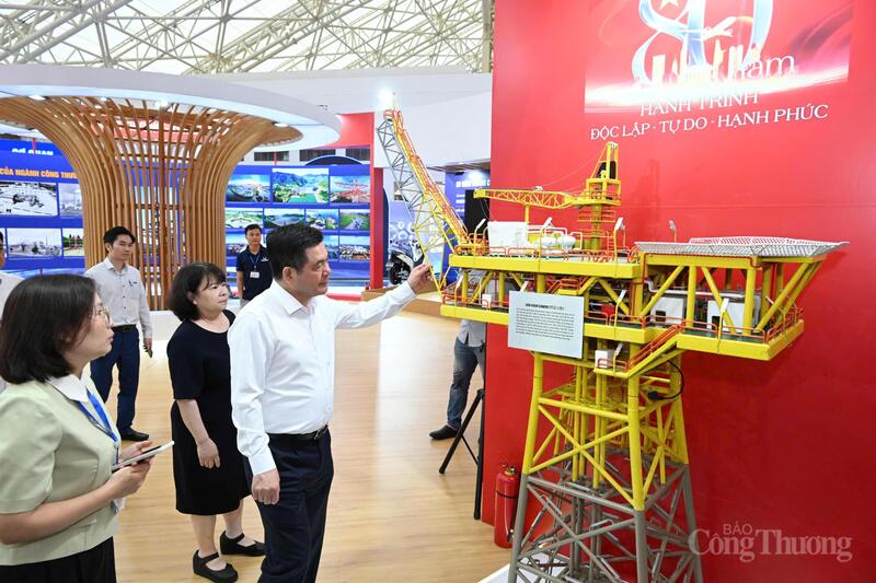 Bộ trưởng Nguyễn Hồng Diên đánh giá cao công tác tìm kiếm hiện vật trưng bày của các đơn vị được giao nhiệm vụ thi công Không gian trưng bày triển lãm thành tựu 80 năm ngành Công Thương.