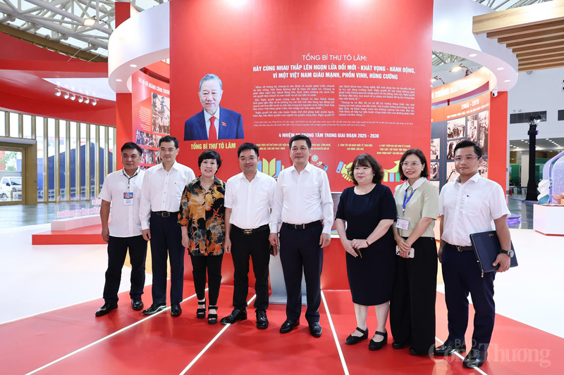 Bộ trưởng Nguyễn Hồng Diên kiểm tra khu trưng bày thành tựu 80 năm ngành Công Thương - 25