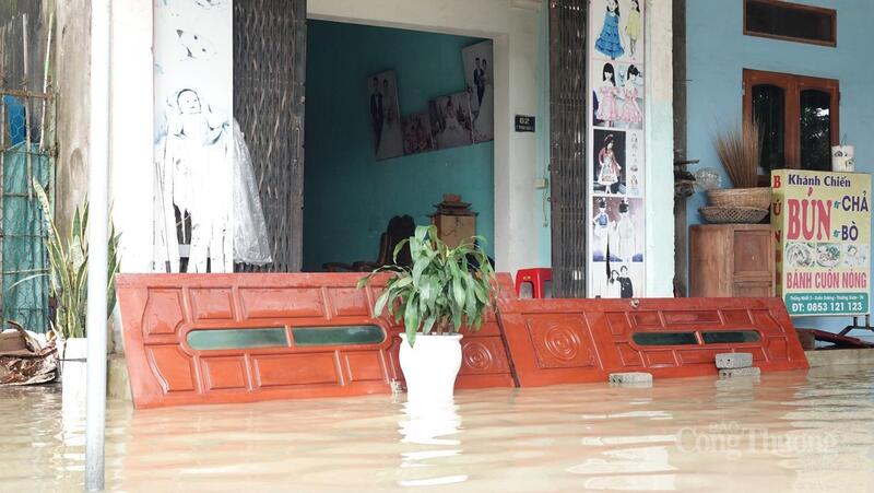 Nhiều gia đình không kịp phòng bị, chỉ kịp che chắn sơ sài. Người dân nơi đây chỉ mong sao nước sông nhanh rút để ổn định cuộc sống
