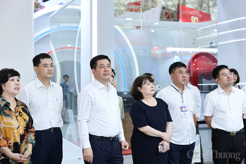 Bộ trưởng Nguyễn Hồng Diên kiểm tra khu trưng bày thành tựu 80 năm ngành Công Thương - 21
