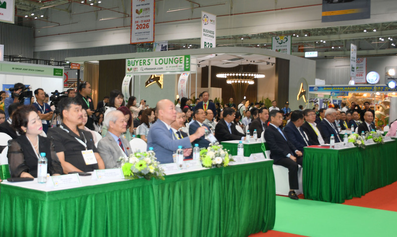 Lãnh đạo TP. Hồ Chí Minh, Cục Xúc tiến thương mại và các đại biểu tham dự sự kiện. Ảnh: Minh Khuê.