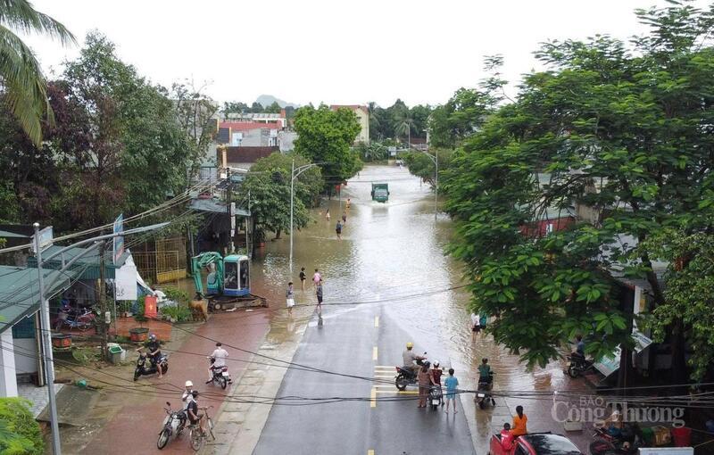 Theo người dân thôn 3, xã Thường Xuân, nước sông đã tràn vào từ chiều tối ngày hôm qua, đến trưa nay (26/8)