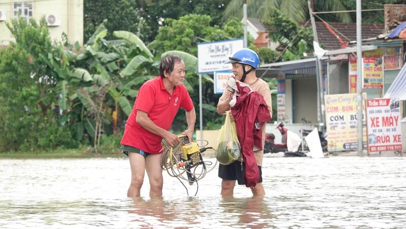 Theo người dân địa phương, so với tối qua, đến trưa ngày 26/8, nước có giảm nhưng theo dự báo, nước đổ về sông Chu lại đang tăng dần, mực nước tràn vào nhà sẽ còn tăng. Người dân đang triển khai nhiều phương án để chống chọi
