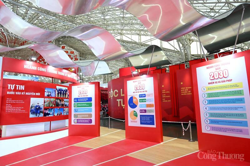 Không gian trưng bày của ngành Công Thương tập trung thể hiện quá trình phát triển lớn mạnh của Ngành Công Thương cùng đất nước, cho thấy những thành tựu, dấu ấn nổi bật trong từng giai đoạn lịch sử.