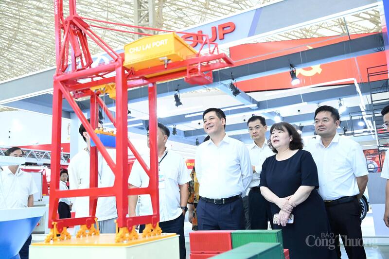 Bộ trưởng Nguyễn Hồng Diên kiểm tra khu trưng bày thành tựu 80 năm ngành Công Thương - 22
