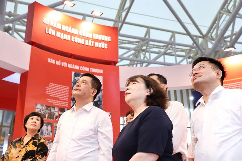 Bộ trưởng Nguyễn Hồng Diên kiểm tra khu trưng bày thành tựu 80 năm ngành Công Thương - 14
