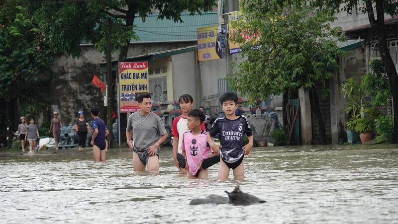 Ở những chỗ nước nông, trẻ em bất chấp nguy hiểm vẫn lội nước vui đùa