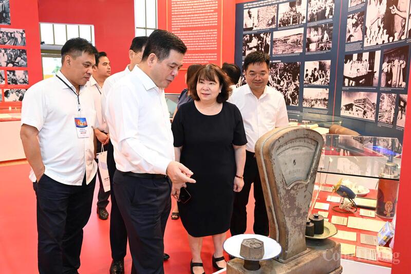 Bộ trưởng Nguyễn Hồng Diên tham quan hiện vật trưng bày là cân đồng hồ hai mặt. Đây là sản phẩm của Nhà máy Cơ khí Phổ Yên (nay là Công ty Cổ phần Cơ khí Phổ Yên). Với độ chính xác cao, cân được đến 100 kg, sản phẩm được dùng rộng rãi trong các cửa hàng mậu dịch và xuất khẩu sang các nước Đông Âu. Đến năm 2000, dây chuyền sản xuất sản phẩm đã ngừng hoạt động.