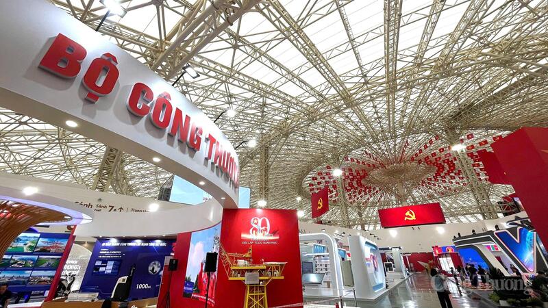 Không gian trưng bày “80 năm ngành Công Thương lớn mạnh cùng đất nước” được chia ra làm 5 khu vực: Khu vực khánh tiết; Khu vực ngành Công Thương - 80 năm lịch sử hào hùng; Khu vực ngành Công Thương - Thành tựu và dấu ấn; Khu vực ngành Công Thương trong kỷ nguyên vươn mình của đất nước; Khu vực trải nghiệm và tương tác.