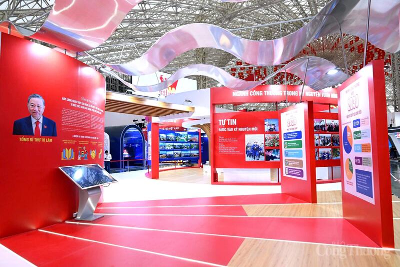 Bộ trưởng Nguyễn Hồng Diên kiểm tra khu trưng bày thành tựu 80 năm ngành Công Thương - 3