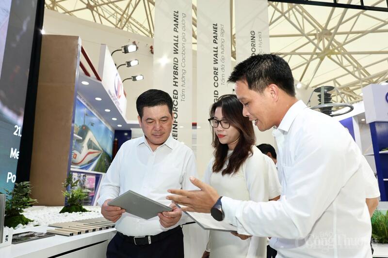 Bộ trưởng Nguyễn Hồng Diên đánh giá rất cao công tác thiết kế, thi công không gian trưng bày Triển lãm thành tựu 80 năm của ngành Công Thương.