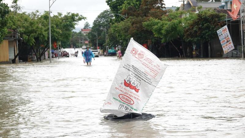 Do nước ngập sâu, nhiều đoạn người dân phải đặt cảnh báo, tránh những sự cố đáng tiếc xảy ra