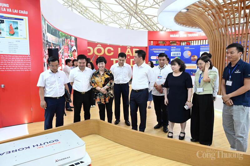 Bộ trưởng Nguyễn Hồng Diên - Trưởng đoàn Bộ Công Thương trực tiếp kiểm tra công tác chuẩn bị cho việc khai trương Không gian trưng bày “80 năm ngành Công Thương lớn mạnh cùng đất nước”.