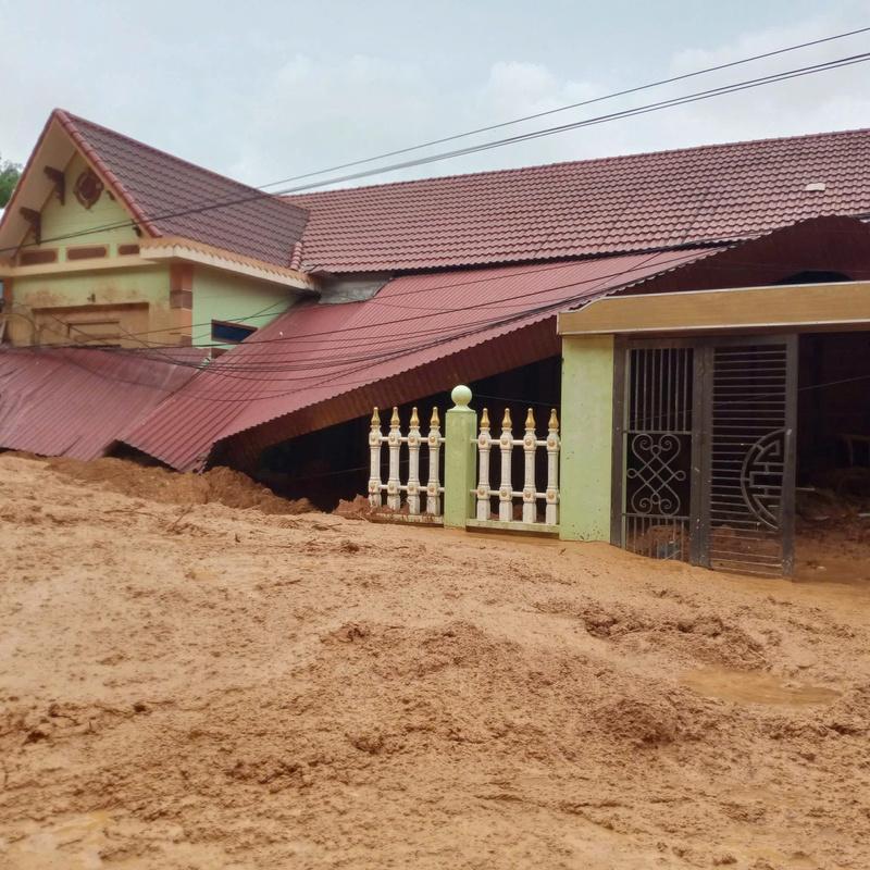 Đất ngập sâu cả mét, tràn hết vào nhà dân