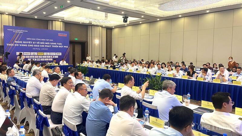 Các đại biểu tham gia diễn đàn