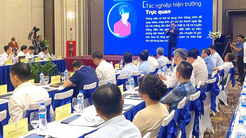 Đồng chí Lê Quốc Minh, Ủy viên Trung ương Đảng, Phó trưởng Ban Tuyên giáo và Dân vận Trung ương, Tổng Biên tập Báo Nhân Dân, Chủ tịch Hội Nhà báo Việt Nam phát biểu tại diễn đàn