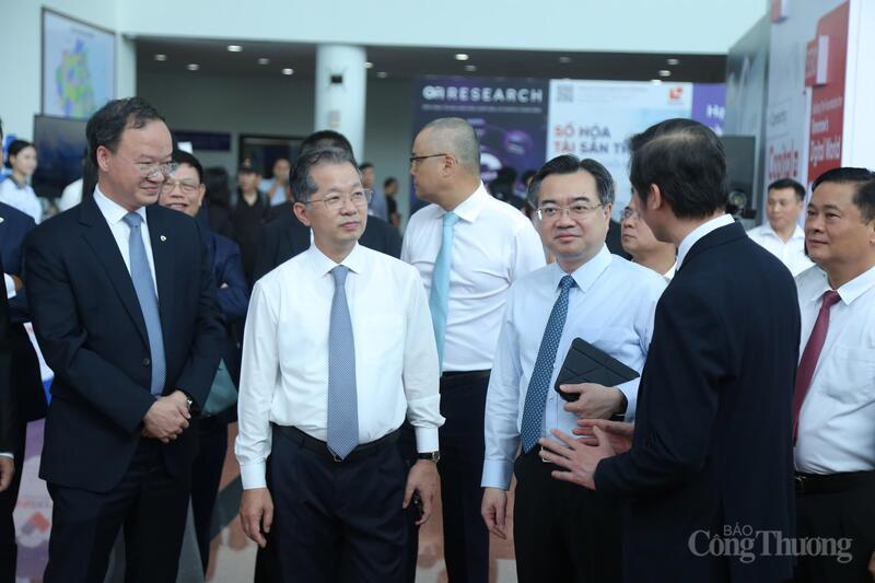 Các đại biểu tham quan triển lãm các công nghệ tài chính bên lề diễn đàn