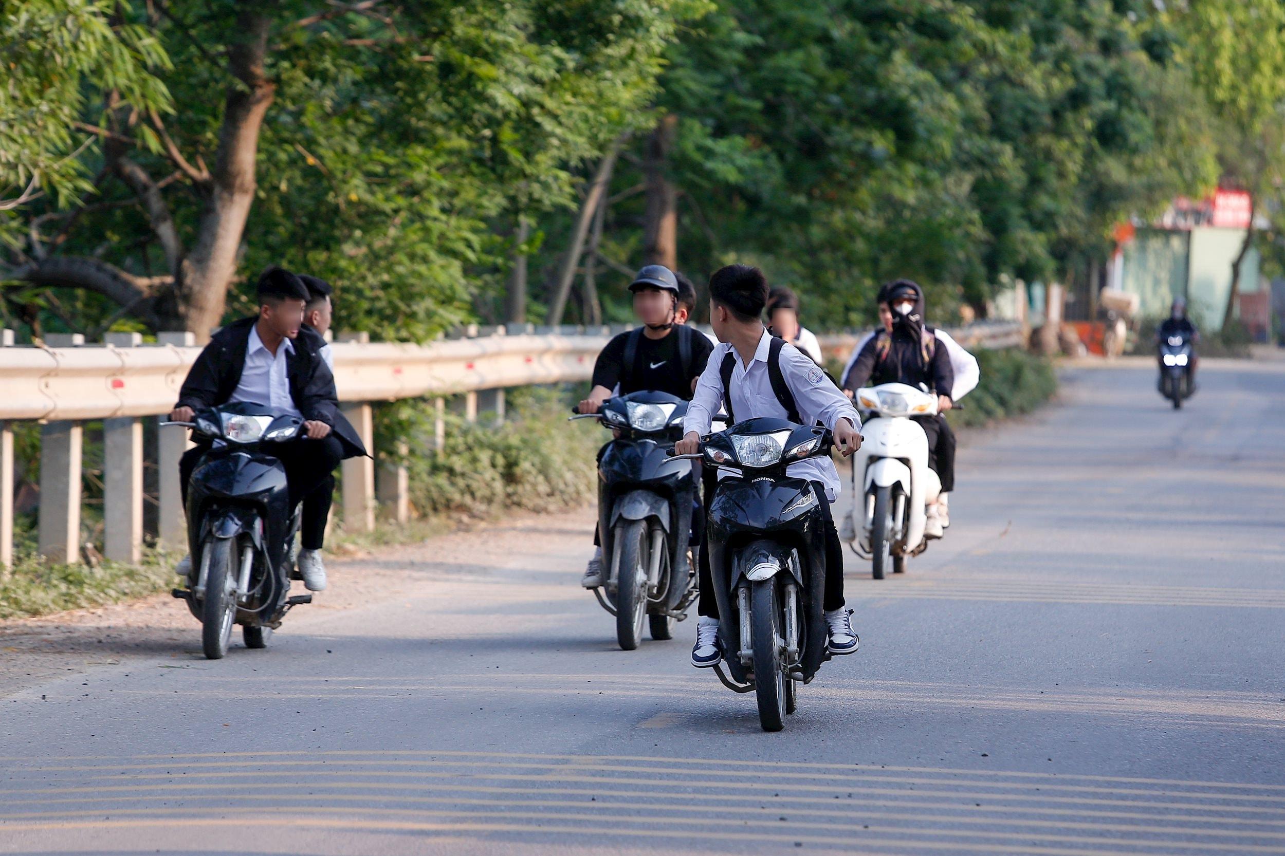 Ghi nhận của phóng viên, chiều 13.5 tại tuyến đường phía trước Trường THPT Minh Khai (huyện Quốc Oai, Hà Nội), nhiều học sinh sau giờ tan học điều khiển phương tiện vượt quá quy định, tiềm ẩn nguy cơ mất an toàn giao thông.