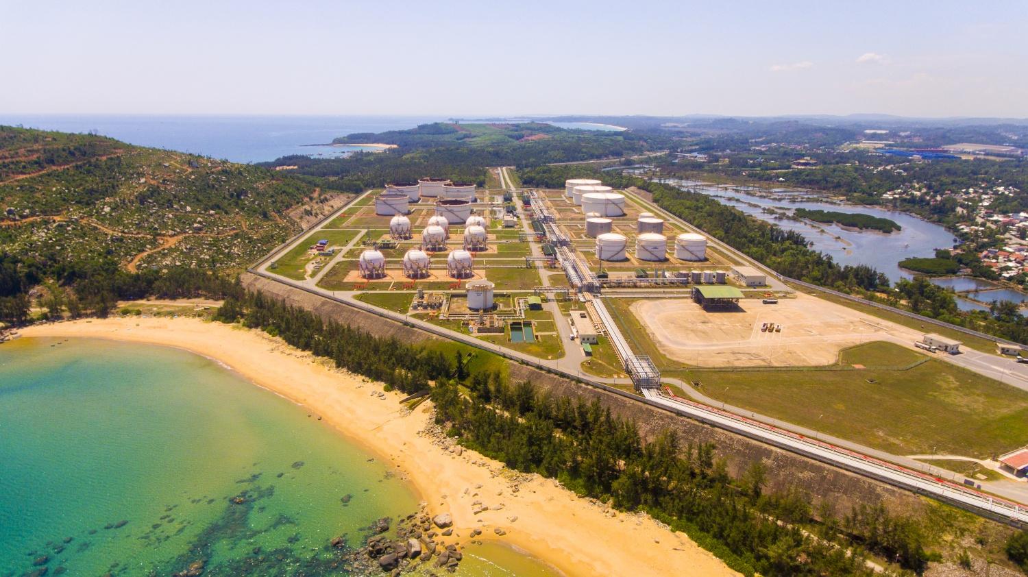 NMLD Dung Quất luôn được vận hành an toàn, ổn định và liên tục ở công suất tối ưu. Có thời điểm, công suất nhà máy đã đạt ngưỡng 118%. NMLD Dung Quất luôn được vận hành an toàn, ổn định và liên tục ở công suất tối ưu. Có thời điểm, công suất nhà máy đã đạt ngưỡng 118%.