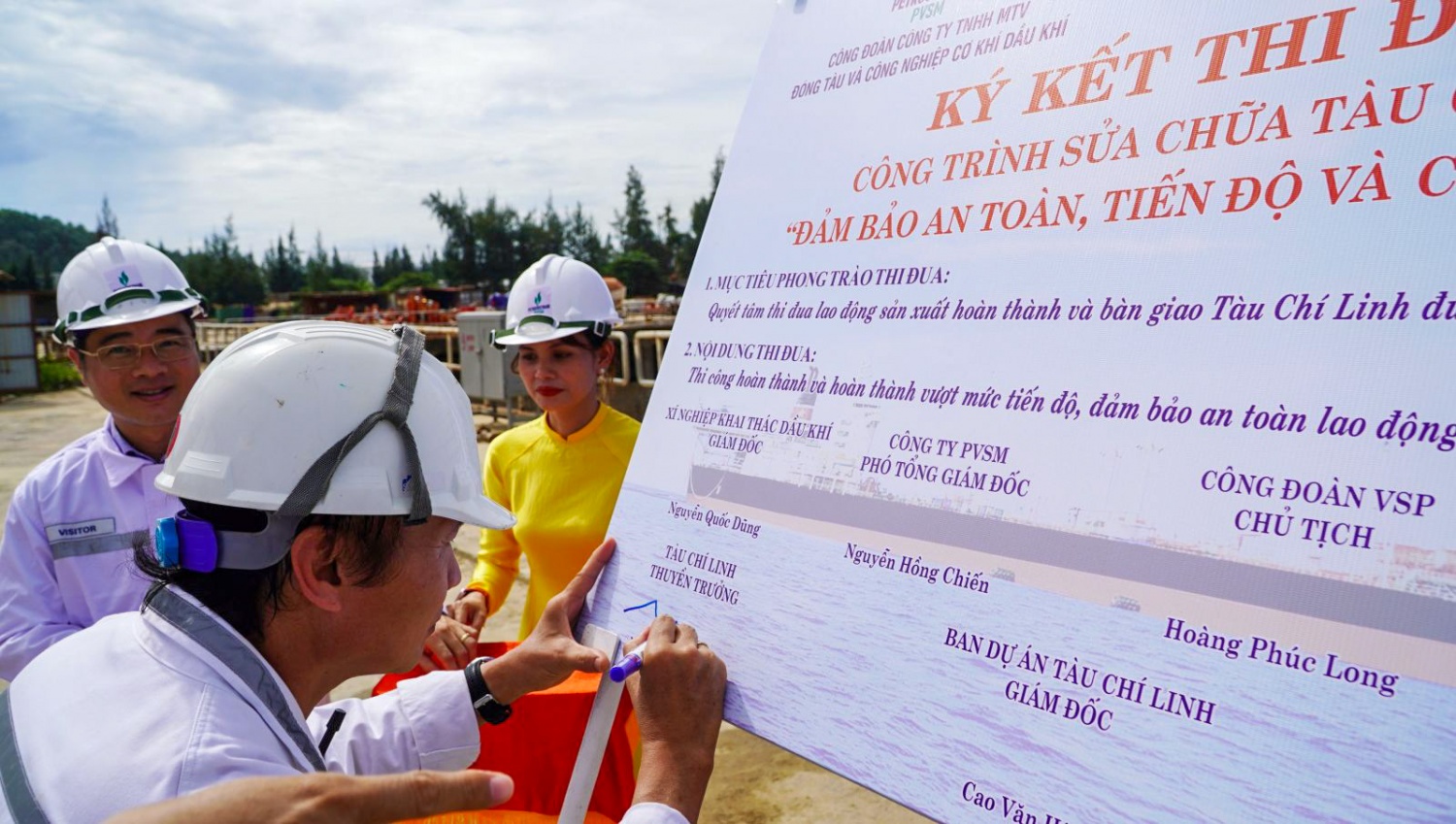 Đại diện các đơn vị ký giao ước thi đua tại Công trường. Đại diện các đơn vị ký giao ước thi đua tại Công trường.