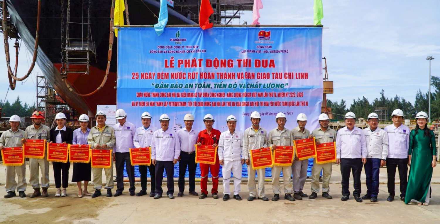 Đại diện các đơn vị nhận cờ thi đua tại Lễ phát động Đại diện các đơn vị nhận cờ thi đua tại Lễ phát động