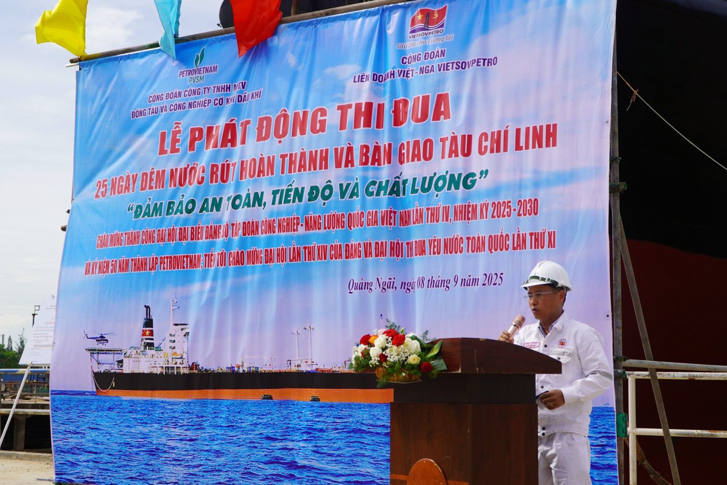 Ông Lê Việt Dũng - Ủy viên Ban thường vụ Đảng ủy- Chánh Kỹ sư VSP, Phó Tổng Giám đốc Vietsovpetro phát biểu tại lễ thi đua. Ông Lê Việt Dũng - Ủy viên Ban thường vụ Đảng ủy- Chánh Kỹ sư VSP, Phó Tổng Giám đốc Vietsovpetro phát biểu tại lễ thi đua.