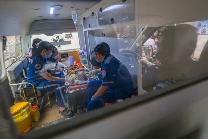 Trung tâm Cấp cứu 115 TP HCM chuyển bệnh nhân đến bệnh viện sau khi xử trí ban đầu. Ảnh: Hoàng Việt