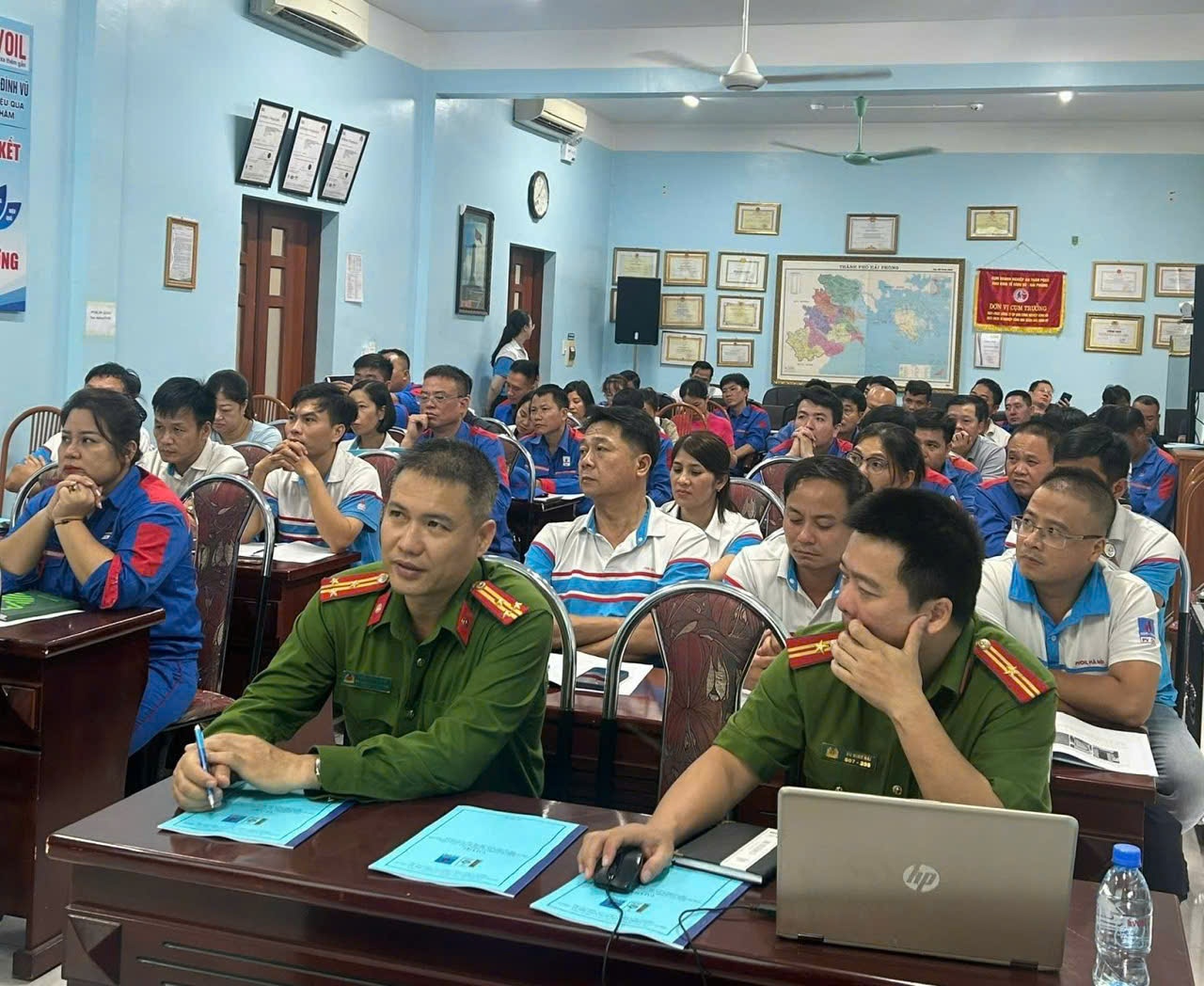 TS. Trần Kim Khánh – Phó Giám đốc Trung tâm Nghiên cứu Ứng dụng Khoa học Kỹ thuật PCCC và CNCH, trường Đại học Phòng cháy chữa cháy tại lớp học lý thuyết. TS. Trần Kim Khánh – Phó Giám đốc Trung tâm Nghiên cứu Ứng dụng Khoa học Kỹ thuật PCCC và CNCH, trường Đại học Phòng cháy chữa cháy tại lớp học lý thuyết.