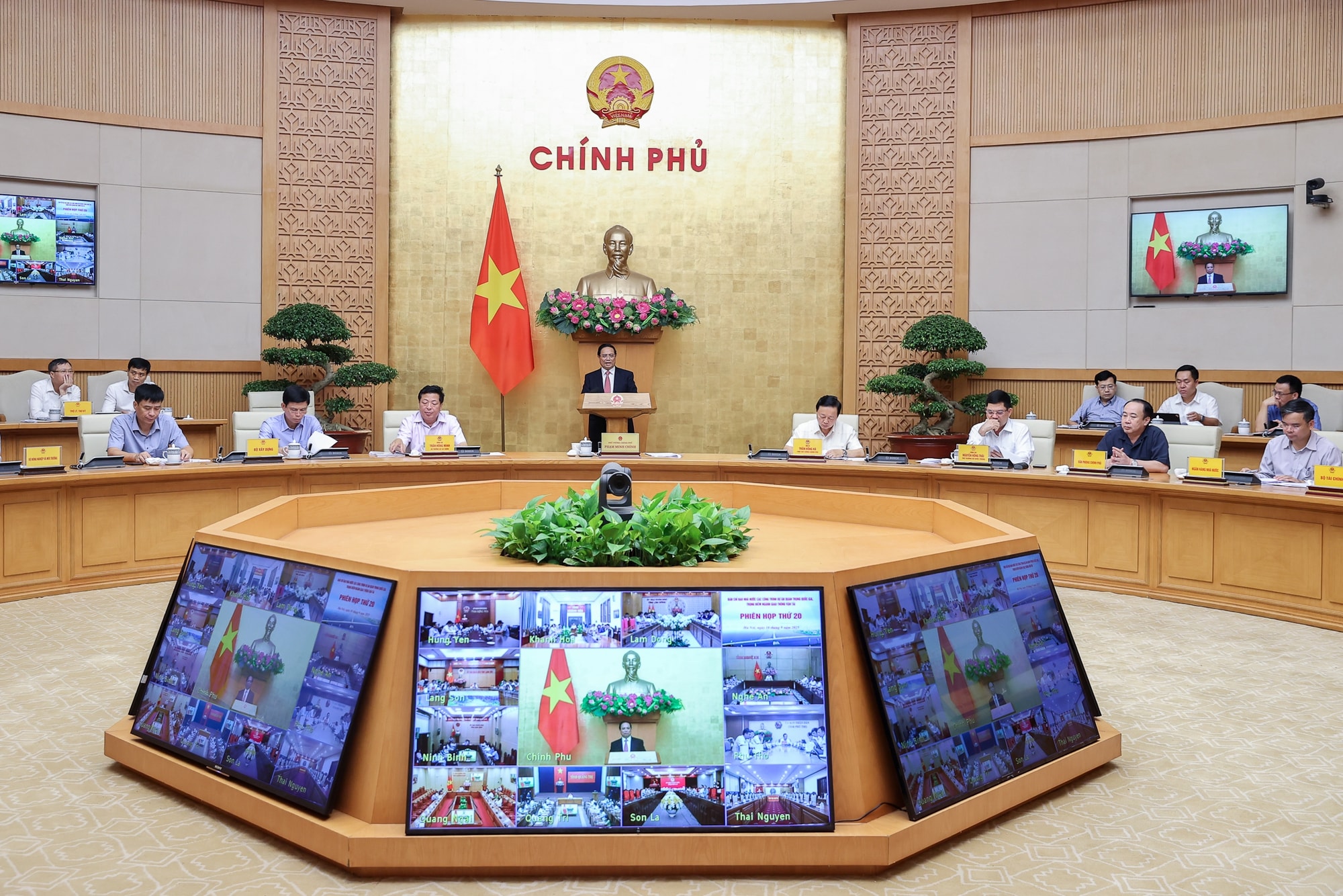 Thủ tướng: Cả nước đã có gần 2.500km đường cao tốc, phải vượt mục tiêu 3.000km trong năm nay- Ảnh 2. Thủ tướng: Cả nước đã có gần 2.500km đường cao tốc, phải vượt mục tiêu 3.000km trong năm nay- Ảnh 2.