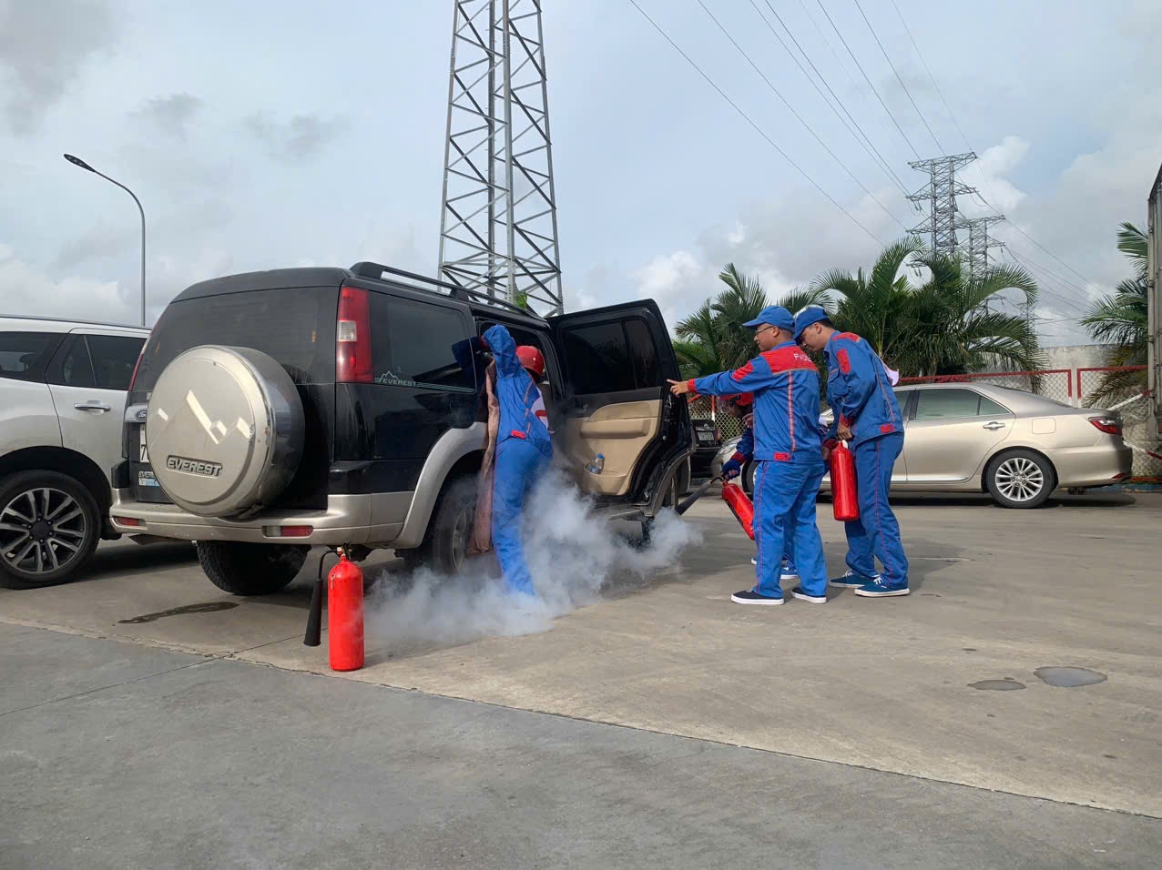 Cán bộ nhân viên tham gia học thực hành xử lý tình huống giả định sự cố tại CHXD Cán bộ nhân viên tham gia học thực hành xử lý tình huống giả định sự cố tại CHXD