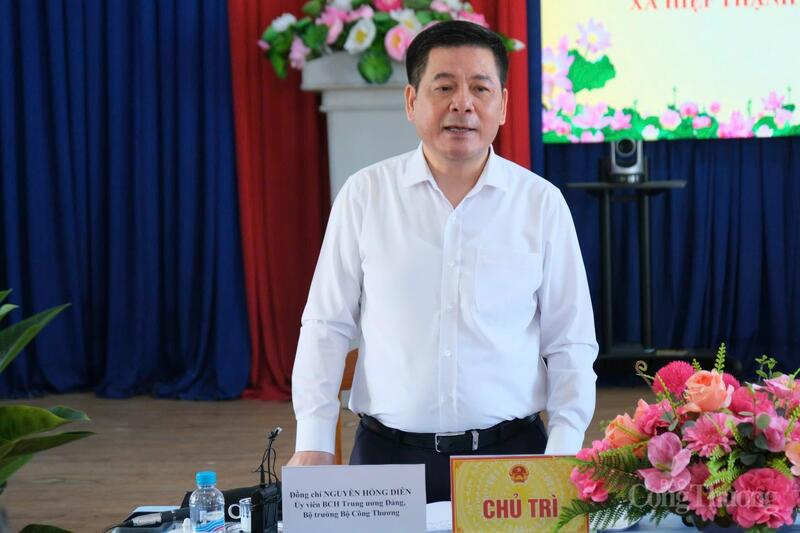 Đồng chí Nguyễn Hồng Diên - Ủy viên Ban Chấp hành Trung ương Đảng, Bộ trưởng Bộ Công Thương phát biểu tại buổi làm việc. Ảnh: Lê Sơn