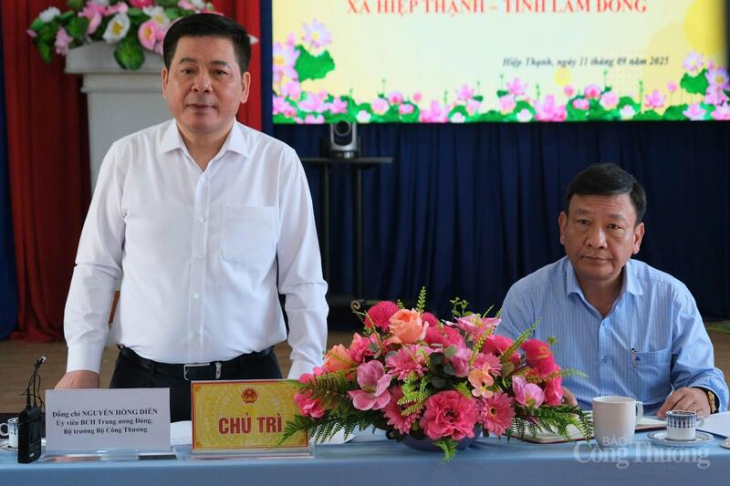 Đồng chí Nguyễn Hồng Diên - Ủy viên Ban Chấp hành Trung ương Đảng, Bộ trưởng Bộ Công Thương phát biểu tại buổi làm việc. Ảnh: Lê Sơn