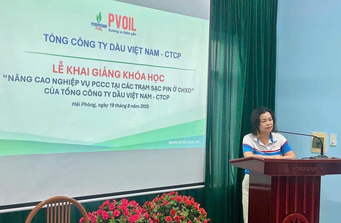 Bà Lê Thị Thu Hương - Phó Tổng Giám đốc PVOIL phát biểu khai giảng khóa học Bà Lê Thị Thu Hương - Phó Tổng Giám đốc PVOIL phát biểu khai giảng khóa học