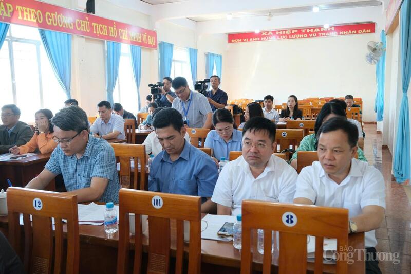 Quang cảnh buổi làm việc.