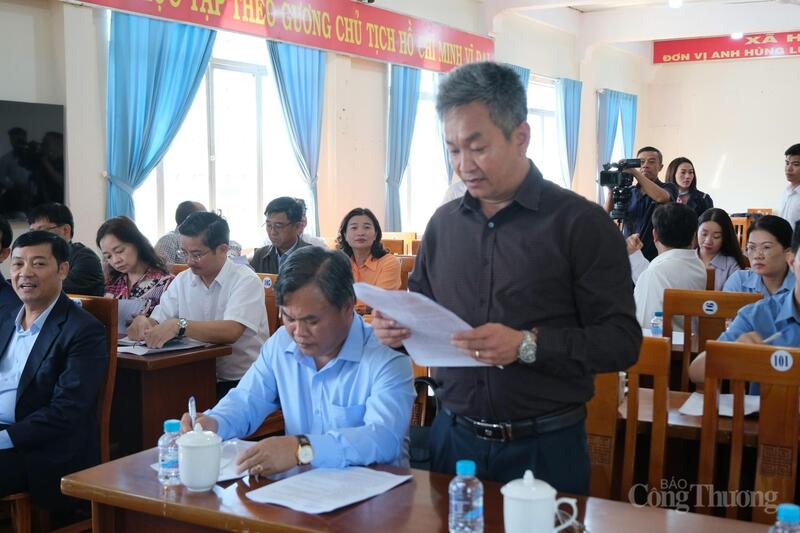 Ông Nguyễn Quang Hiệp, Chủ tịch UBND xã Hiệp Thạnh đã báo cáo về tình hình kinh tế - xã hội, an ninh quốc phòng trên địa bàn xã. Ảnh: Lê Sơn