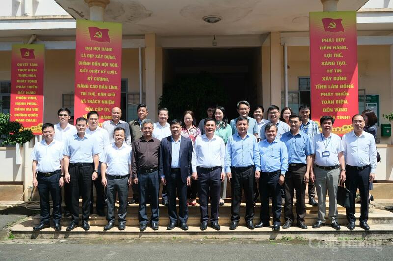 Đoàn công tác Bộ Công Thương chụp hình lưu niệm với lãnh đạo, chính quyền địa phương tỉnh Lâm Đồng.
