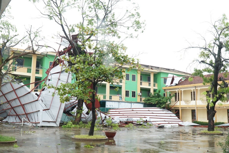 Trường Mầm non Nguyễn Huệ (Hưng Nguyên, Nghệ An bị gió bão đánh bay mái tôn của toàn bộ 3 dãy phòng học.